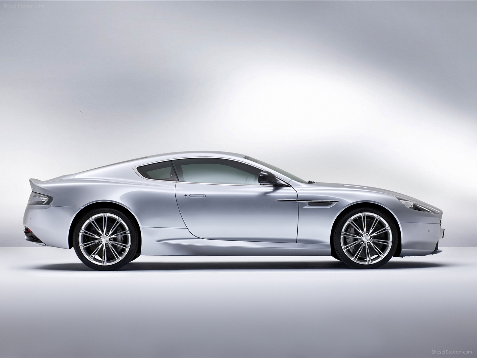Aston Martin DB9 2013